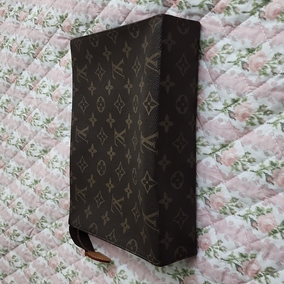 Authentic Louis Vuitton monogram toiletry pouch zipper ( read condition ) - Picture 13 of 13